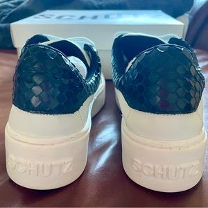 BNWT! SCHUTZ, OLIYAH, MULTIMATERIAL
NAPPA SNEAKERS, BRIGHT SNAKE, WHITE/BLACK 🖤🤍